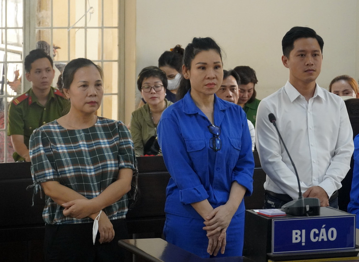Nữ đại gia Vũng Tàu Lâm Thị Thu Trà (giữa) và hai bị cáo đồng phạm tại tòa sáng 8-5 - Ảnh: Đ.H.