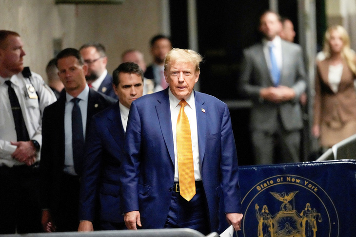 Ông Donald Trump có mặt tại tòa hình sự bang New York ngày 7-5 - Ảnh: Reuters