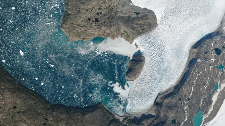 Làn sóng này có thể bắt nguồn từ một khối băng lớn vỡ ra từ sông băng Kangilleq và rơi xuống nước - Ảnh: Landsat