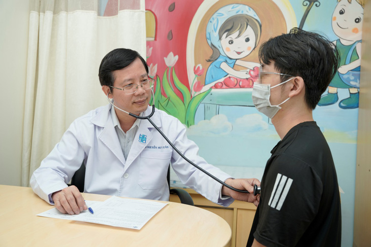 Ths.Bs. Nguyễn Huy Luân thăm khám tư vấn cho bệnh nhân 
