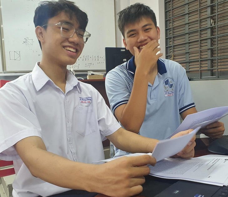 Quốc Bảo (trái) và Tuấn Hy, học sinh Trường THPT chuyên Lê Hồng Phong, là hai học sinh TP.HCM dự thi khoa học kỹ thuật quốc tế 2024 tại Mỹ - Ảnh: H.HG.