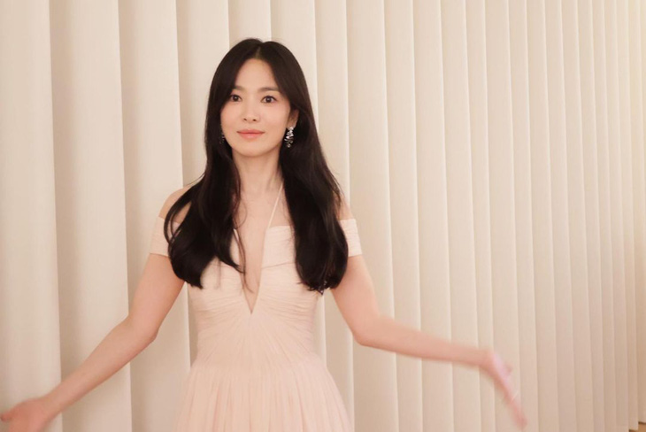 Song Hye Kyo đẹp ngất ngây trong bộ váy phớt hồng khoét sâu trước ngực, được nữ diễn viên khéo léo kết hợp cùng phụ kiện hoa tai và nhẫn A Fleur D'eau của Chaumet, được làm bằng vàng trắng và kim cương.