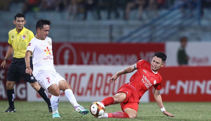 Cầu thủ Đinh Thanh Trung (trái) - Ảnh: VPF