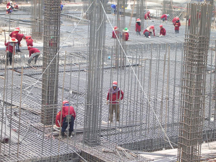 Công nhân làm việc tại một công trường xây dựng ở Bangkok, Thái Lan - Ảnh: BANGKOK POST