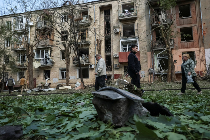 Hậu quả một cuộc không kích của Nga ở Kharkov - Ảnh: REUTERS