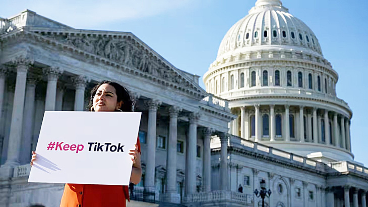 Người phản đối luật buộc ByteDance phải bán TikTok hoặc bị cấm tại Đồi Capitol - Ảnh: Reuters