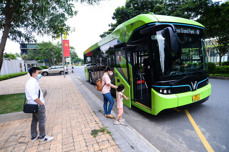 TP.HCM sẽ tăng cường các giải pháp, chính sách ưu đãi để phát triển xe điện trên địa bàn huyện Cần Giờ. Trong ảnh là xe buýt điện hoạt động ở trung tâm TP.HCM - Ảnh: THU DUNG