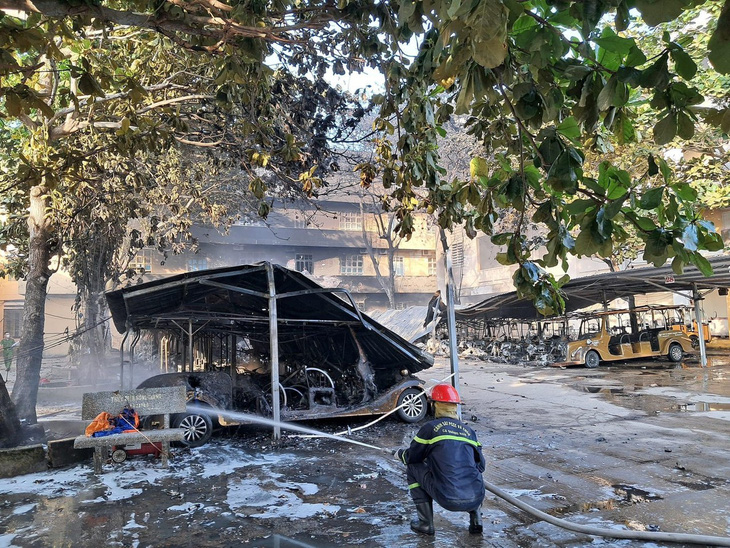 Cảnh sát dập lửa tại hiện trường vụ hỏa hoạn - Ảnh: Q.T.