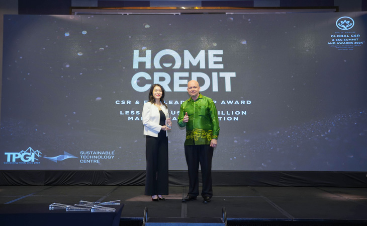 Bà Vũ Trà My - Trưởng phòng Phát triển Bền vững của Home Credit Việt Nam đại diện công ty nhận giải thưởng CSR & ESG toàn cầu 2024 - Ảnh: Home Credit