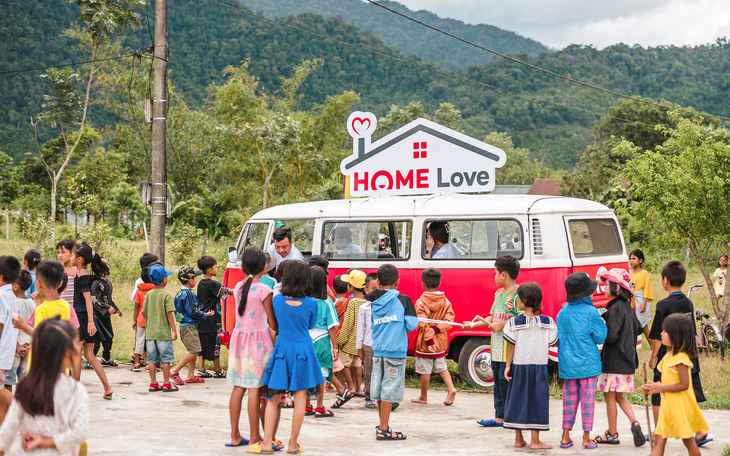Chuyến xe Home Love chuyên chở yêu thương đã mang đến sự hỗ trợ thiết thực cho trẻ em có hoàn cảnh khó khăn trên khắp mọi miền đất nước - Ảnh: Home Credit