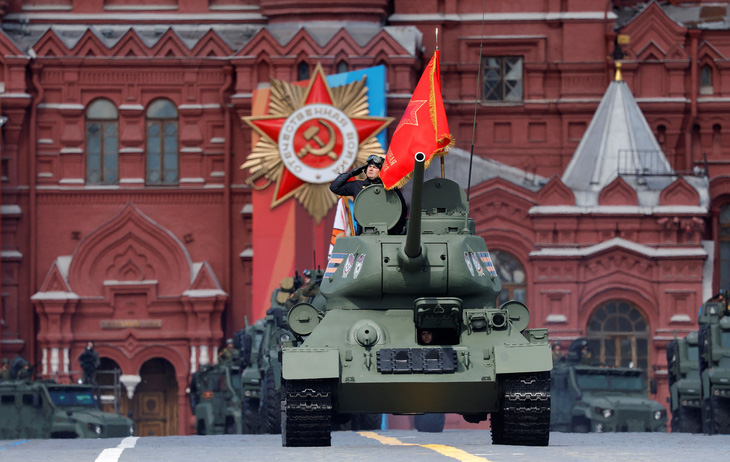 Chiếc xe tăng T-34, niềm tự hào của người Nga, dẫn đầu các phương tiện quân sự tiến vào Quảng trường Đỏ trong buổi tổng duyệt lễ duyệt binh nhân Ngày Chiến thắng hôm 5-5 - Ảnh: REUTERS