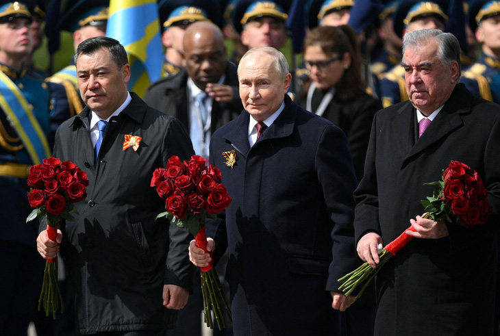 Tổng thống Nga Vladimir Putin (giữa), Tổng thống Kyrgyzstan Sadyr Japarov và Tổng thống Tajikistan Emomali Rakhmon đặt hoa lên Đài tưởng niệm Chiến sĩ vô danh Nga vào sáng 9-5 - Ảnh: REUTERS