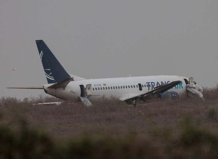 Chiếc máy bay trượt khỏi đường băng ở sân bay Blaise Diagne của Senegal ngày 9-5 - Ảnh: REUTERS