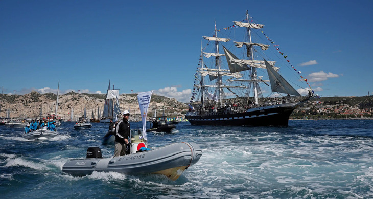 Thuyền buồm Belem đang mang ngọn đuốc Olympic đến Marseille, Pháp từ Hy Lạp ngày 8-5 - Ảnh: GUARDIAN