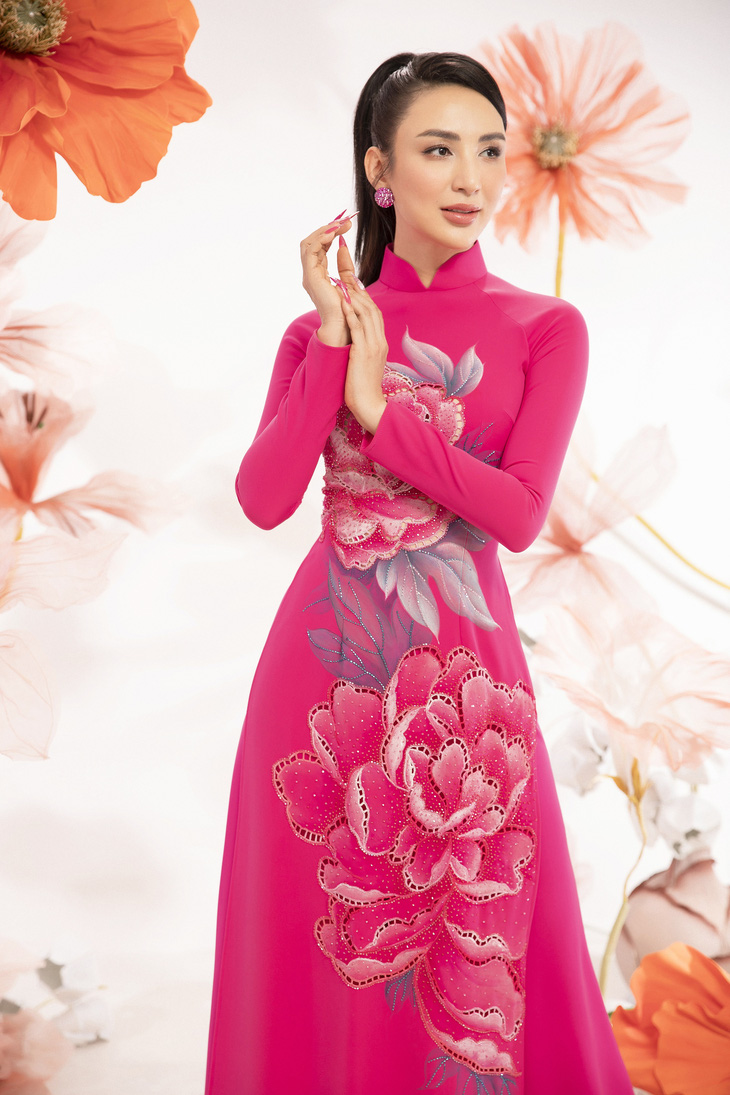Tận dụng vẻ ngoài tươi trẻ của Ngọc Diễm, Minh Châu thực hiện các thiết kế mang tông màu nổi bật như hồng, cam, vàng… giúp tôn làn da trắng và những đường nét thanh tú của cô