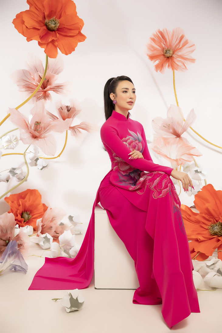 Nhận xét về các mẫu áo dài của nhà thiết kế Minh Châu, Hoa hậu Du lịch Việt Nam 2008 cho biết cô rất ấn tượng với những trang phục vừa mang nét truyền thống vừa phù hợp thời đại của nhà mốt này
