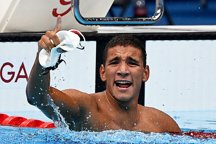 Ahmed Hafnaoui và khoảnh khắc ăn mừng chiến thắng tại  Olympic Tokyo - Ảnh: AFP