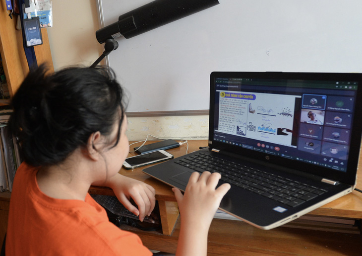 Các ứng dụng học tập trực tuyến đã trở nên quen thuộc với học sinh Việt Nam - Ảnh: TỰ TRUNG