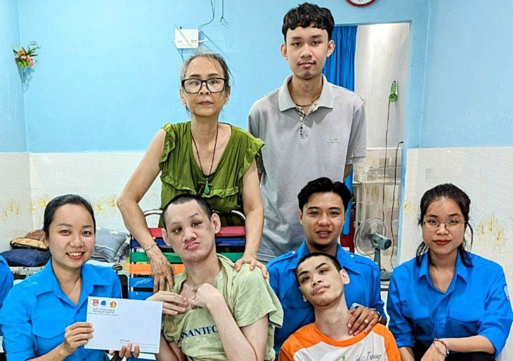 Nguyễn Thị Băng Tâm (bìa trái) cùng các bạn đến thăm gia đình một bạn khuyết tật của phường - Ảnh: NVCC