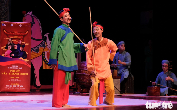 Hai nghệ sĩ của Nhà hát chèo Việt Nam biểu diễn trong sự kiện Phi hề bất thành chèo - Ảnh: TIẾU TÙNG