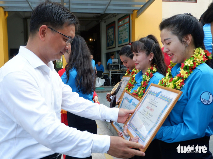 Trưởng Ban Dân vận Thành ủy TP.HCM Nguyễn Mạnh Cường trao bằng khen cho các thủ lĩnh thanh niên được tuyên dương - Ảnh: K.ANH