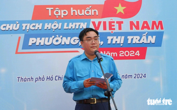 Phó bí thư thường trực Thành Đoàn, Chủ tịch Hội Liên hiệp thanh niên Việt Nam TP.HCM Ngô Minh Hải phát biểu chúc mừng các thủ lĩnh thanh niên tại lễ tuyên dương - Ảnh: K.ANH