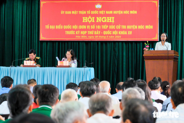 Tổ đại biểu Quốc hội đơn vị 10 tiếp xúc cử tri huyện Hóc Môn sáng 9-5 - Ảnh: PHƯƠNG NHI