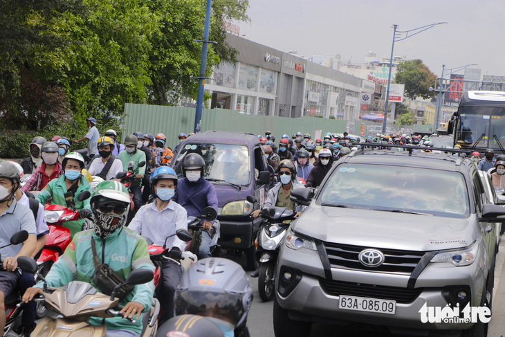 Vụ tai nạn khiến đường Trường Chinh (quận Tân Bình, TP.HCM) ùn ứ kéo dài vào giờ cao điểm - Ảnh: TIẾN QUỐC