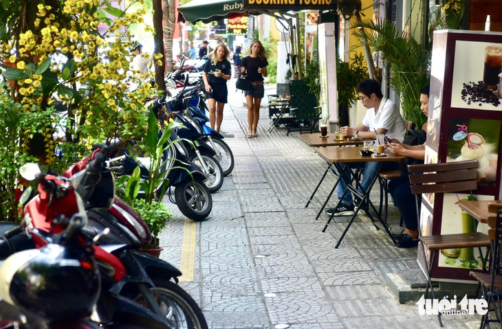 Vỉa hè trên đường Lê Thánh Tôn, phường Bến Thành, quận 1 được bố trí phần cho để xe máy, phần người đi bộ và phần sử dụng tạm cho hộ kinh doanh - Ảnh: T.T.D.