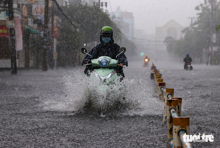 Đường Nguyễn Văn Khối là một điểm ngập do mưa thường xuyên tại TP.HCM - Ảnh: CHÂU TUẤN