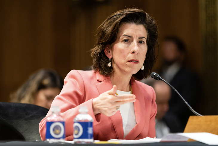 Bộ trưởng Thương mại Mỹ Gina Raimondo trong một cuộc điều trần năm 2023 - Ảnh: AFP