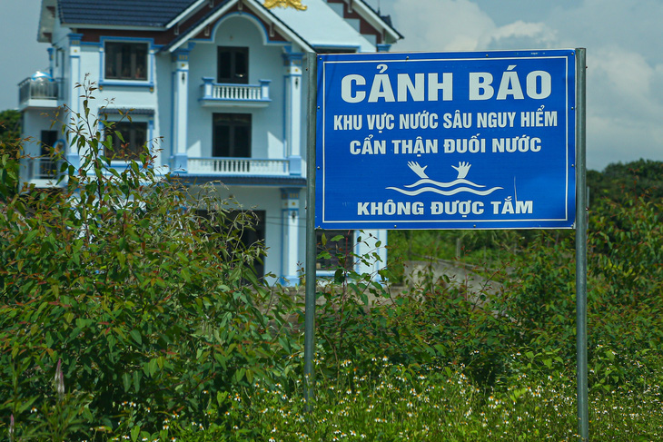 Một biển cảnh báo nước sâu nguy hiểm, tránh đuối nước được lực lượng chức năng cắm tại tỉnh Bắc Giang - Ảnh: HÀ QUÂN