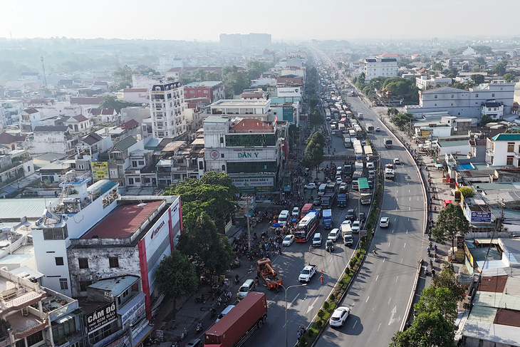 Quốc lộ 51 hướng từ huyện Long Thành đi TP Biên Hòa kẹt xe kéo dài nhiều cây số - Ảnh: AN BÌNH