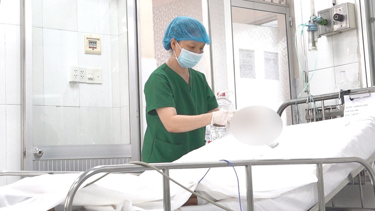 Một công nhân bị phỏng toàn thân, trong tình trạng nguy kịch đang được điều trị tại Bệnh viện Chợ Rẫy (TP.HCM) - Ảnh: Bệnh viện cung cấp