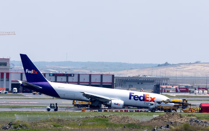 Hiện trường máy bay Boeing 767 của hãng vận tải FedEx Express sau khi hạ cánh ngày 8-5 - Ảnh: REUTERS
