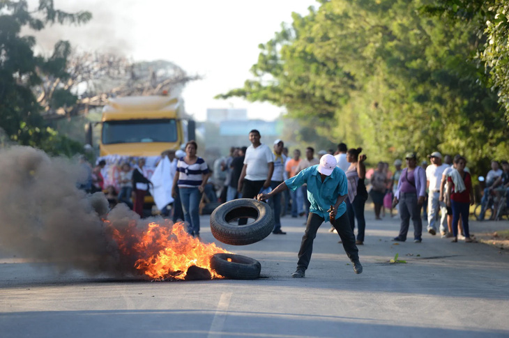Người dân Nicaragua đốt lốp xe để phản đối lễ khởi công dự án kênh đào Nicaragua ngày 22-12-2014 - Ảnh: AFP