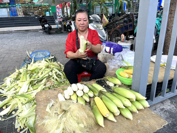 Bắp được bày bán ở chợ Tân Sơn Nhất, TP.HCM - Ảnh: THÙY DƯƠNG