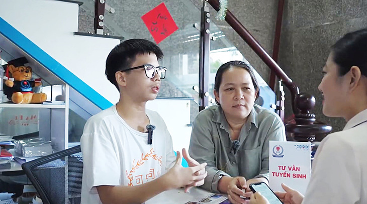 Em Nguyễn Hùng Mẫn được mẹ dẫn đến đăng ký theo học nghề tại Trường cao đẳng Quốc tế TP.HCM ngay từ đầu tháng 4-2024 - Ảnh: NVCC