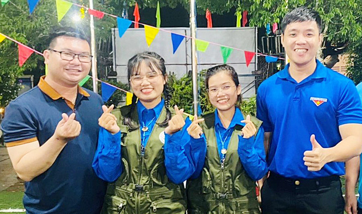 Trương Huy Mân (bìa trái) đến động viên các bạn trẻ trong phường tại hội trại huấn luyện - Ảnh: NVCC