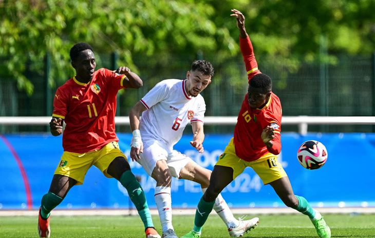 Các cầu thủ Indonesia (áo trắng) thường tỏ ra thất thế khi tranh chấp với Guinea - Ảnh: AFP