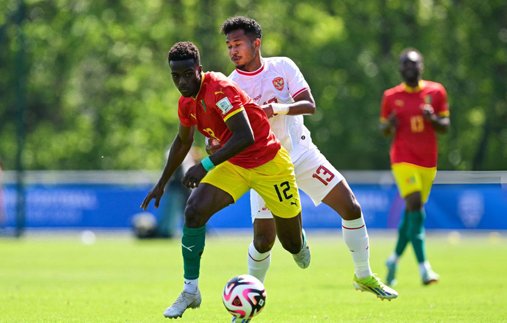 Algassime Bah (số 12) chơi nổi bật nhưng cũng bỏ lỡ không ít cơ hội - Ảnh: AFP