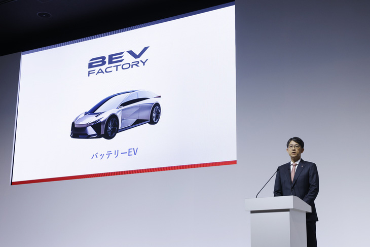 Tại cuộc họp báo cáo tài chính, CEO Toyota khẳng định hãng sẽ kiên định con đường đa hướng, bao gồm cả đầu tư cho xe điện - Ảnh: Bloomberg