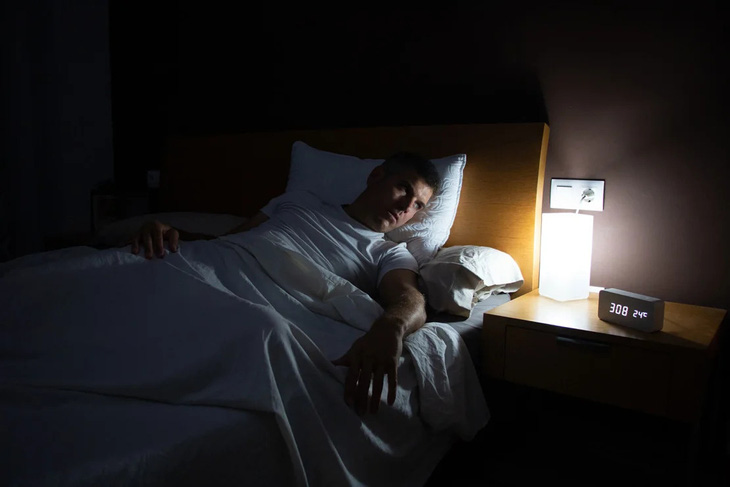 Việc thức dậy nhiều lần trong đêm thường không ảnh hưởng đến sức khỏe của một người, miễn là việc ngủ lại xảy ra trong vòng khoảng 5 đến 10 phút - Ảnh: GETTY