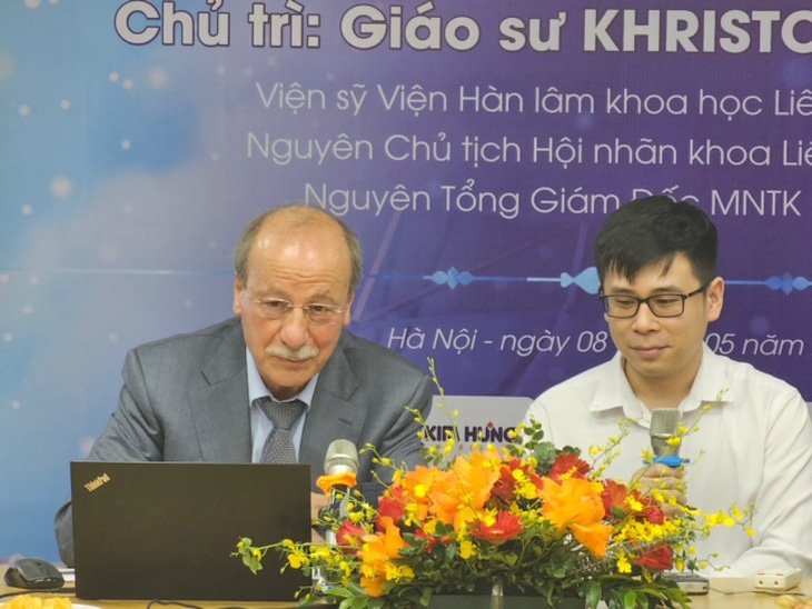 GS.TS Khristo Takhchidi - Viện sỹ Viện Hàm lâm khoa học Liên bang Nga, bàn tay vàng phẫu thuật dịch kính võng mạc của Châu Âu (bên trái ảnh) phát biểu tại hội thảo