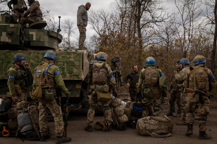 Một nhóm binh sĩ Ukraine đang luyện tập - Ảnh: NEW YORK TIMES