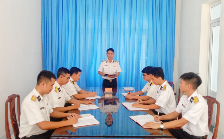 Trung tá Nguyễn Như Quỳnh - trưởng ban Tác chiến tổ chức giao ban, quán triệt nhiệm vụ cho ban Tác chiến - Ảnh: ANH THƠ