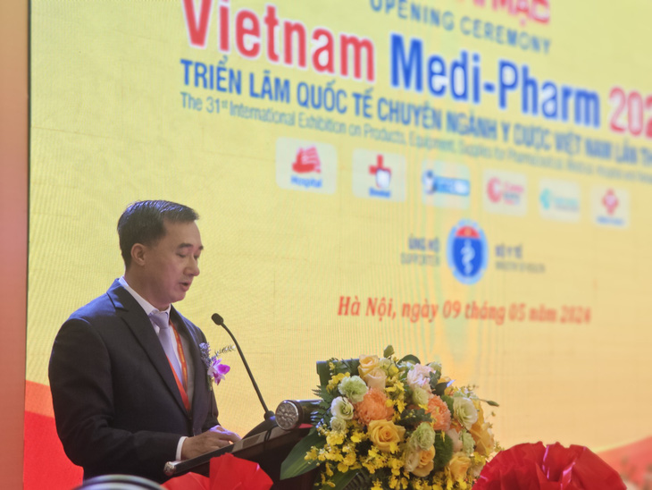 Ông Trần Văn Thuấn, thứ trưởng Bộ Y tế, phát biểu khai mạc triển lãm - Ảnh: D.LIỄU