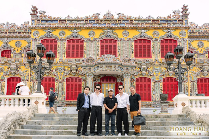 Đạo diễn Namcito - Bảo Nhân (đều mặc áo trắng) và ông Trinh Hoan của Hãng HKFilm (bìa phải) trong chuyến khảo sát bối cảnh phim