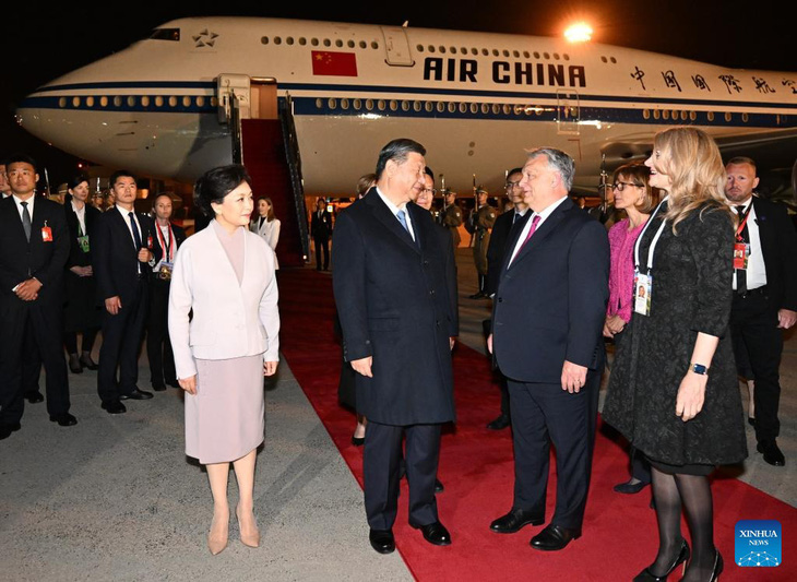Thủ tướng Hungary Viktor Orban tiếp đón Chủ tịch Trung Quốc Tập Cận Bình tại sân bay Budapest ngày 8-5 - Ảnh: TÂN HOA XÃ