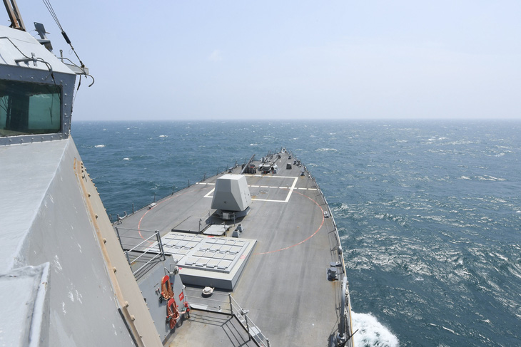 Khu trục hạm USS Halsey của Mỹ trên eo biển Đài Loan ngày 8-5 - Ảnh: Hải quân Mỹ
